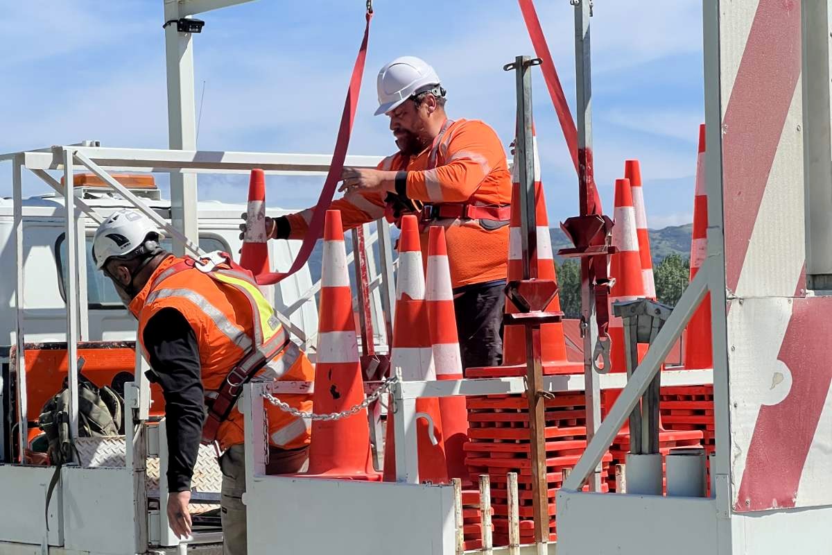 Tairāwhiti Contractors traffic management crew working with equipment